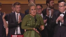 Adele Ödülünü Beyonce'a İthaf Etti (59. Grammy Ödülleri)