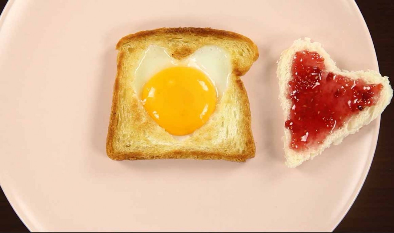Tost Ekmeğinde Tereyağlı Yumurta Tost Ekmeğinde Tereyağlı Yumurta