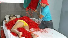 Uyuyan Sevgili Üzerine Acılı Cips Dökmek