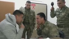 Askerden Devresine Acımasız Kaşık Şakası