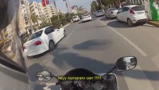 Yolda Gördükleri Motorcudan Numarasını İsteyen BMW'li Kızlar