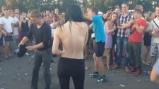 Festivalde Soyunarak Kendinden Geçen Sarhoş Kız