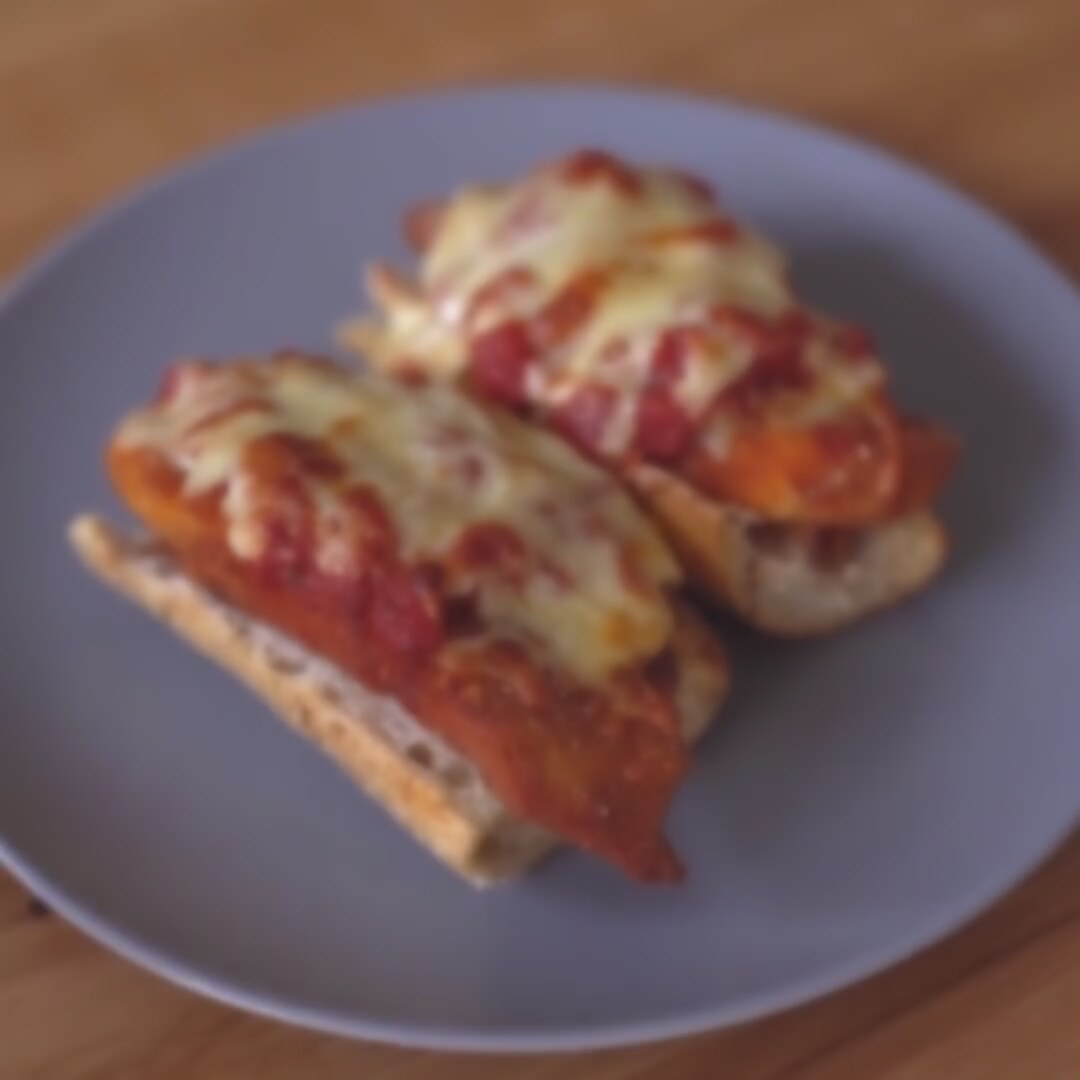 Ekmek Üstü Pizza Tarifi Videosu Ekmek Üstü Pizza Tarifi Videosu