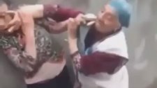 Gırtlak Gırtlağa Kavga Eden Yaşlı ve Öfkeli Teyzeler