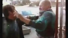 Yaşlı Adamların Hayattan Bezmiş Kavgaları