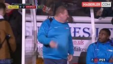 Arsenal Maçında 45 Yaşındaki Kaleci Yedek Kulübesinde Karnını Doyurdu
