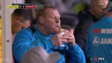 Sutton'un 45 yaşındaki kalecisi Wayne Shaw yedek kulübesinde yemek yedi