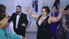Cesur Dekolteli Tombul Yenge Düğünde Döktürüyor