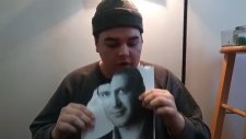 Fanatik Hayranı Olduğu Oyuncunun Fotoğrafını Yiyip Karşılık Bekleyen Genç