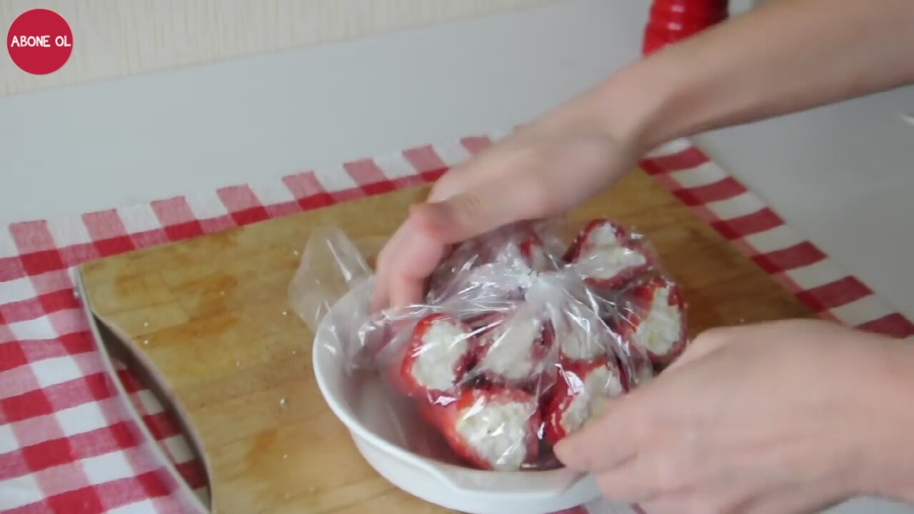 Peynirli Közlenmiş Biber Dolması Tarifi Peynirli Közlenmiş Biber Dolması Tarifi