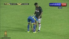 Rakip Oyuncunun Kramponlarının Bağcıklarını Çözme