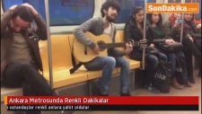 Ankara Metrosunda Renkli Dakikalar