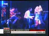 Serdar Ortaç Sahneden Düştü