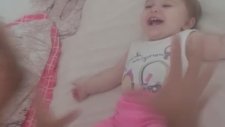 Babasına Gülmekten Krize Giren Bebek