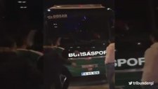 Bursaspor Otobüsüne Girerek Kavga Çıkaran Holiganların Görüntüleri (Küfür İçerir)