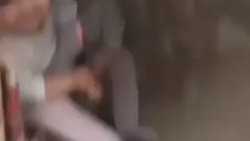 İkizlerin Birbirlerini Öpücüklere Boğması