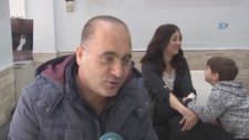 40 Yaşında, Yeğeninin Sünnet Kıyafetini Giyerek Takı Topladı