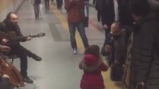 İstanbul Metrosundaki Küçük Balerin Kızdan Dans Resitali