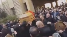 Darbukalı Cenaze Töreni Hayrete Düşürdü