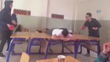 Ellerindeki İmkanlarla Masa Tenisi Oynayan Gençler