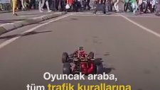 İstanbul Sokaklarını Oyuncak Arabayla Gezmek
