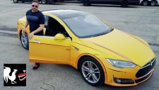 Çizgi Filmden Fırlamış Gibi 2 Boyutlu Görünen Tesla Aracı
