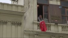Hollanda Başkonsolosluğu'na Türk Bayrağı Asıldı