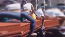 Tabut Üzerinde Twerk Yapan Hatunlar