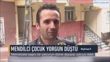 Mendil Satarken Yorgun Düşen Suriyeli Çocuk