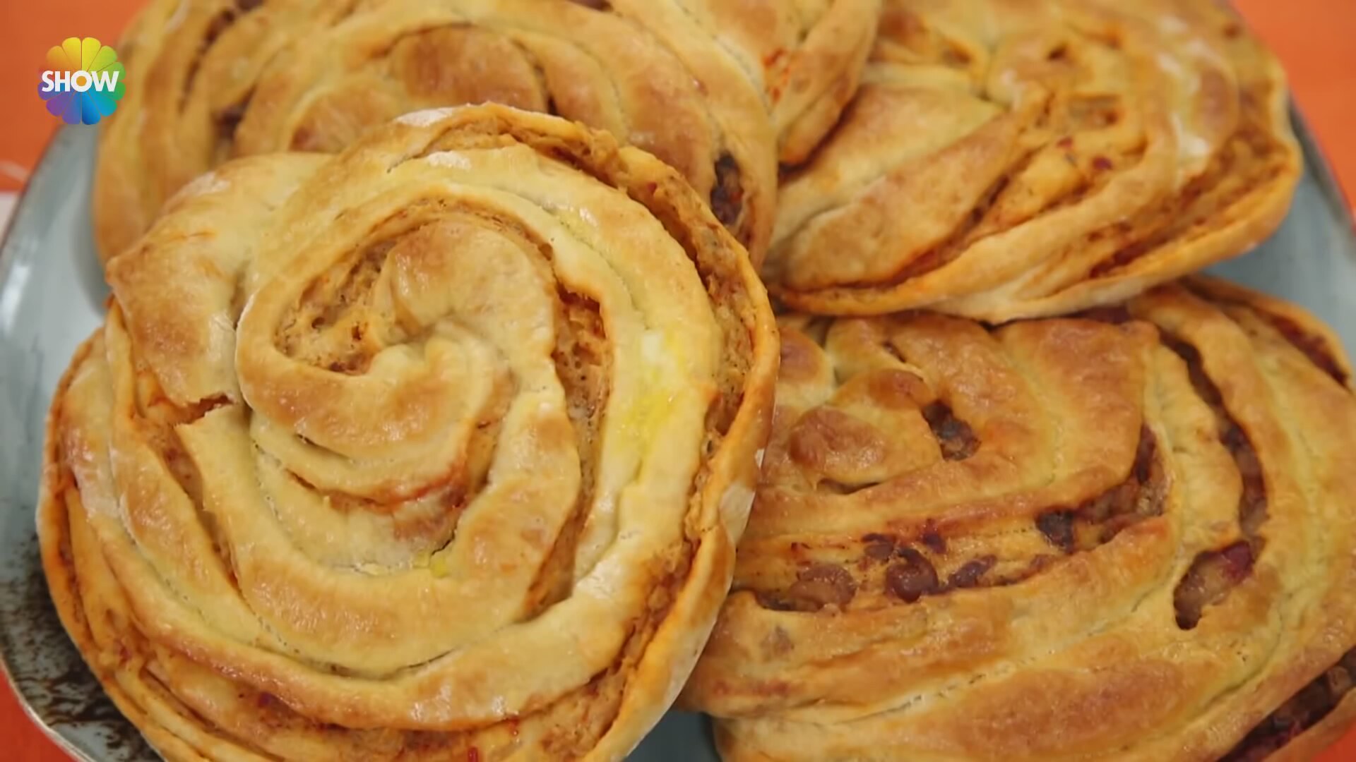 TAVUKLU GARNİTÜRLÜ BÖREK TAVUKLU GARNİTÜRLÜ BÖREK