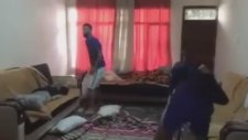 Kızlarda Vs Erkeklerde Yastık Savaşı
