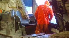 Fırtınada Korkusuzca Balık Tutan Adam