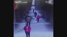 Sokakta Yürüyen Kızın İç Çamaşırını Çalmak - Çin