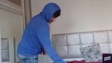 Silahı Boş Sanıp Ateş Edip Duvarı Delen Genç