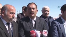 Hiç Görmediği Babasının Mezarına Sarıldı