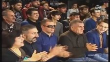 Canlı Yayında Spagat Açan Azeri Sunucu
