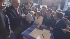 Merkel'i Gülmekten Öldüren İmza
