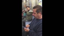 New York Metrosunda Sümük Yiyen Adam