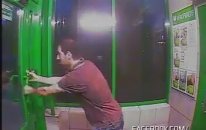 İçeri Açılan Kapıyı Dışa Açmaya Çalışan Adam
