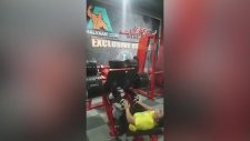 Kas Yapayım Derken Bacaklarını Kırdı