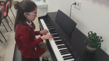 Müzik Piyano Dersi İzmir Çiğli Mektebim Okulu Öykü Akçı Öğretmen Berk Ünvermiş
