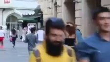 Bakü`de Açık Kıyafetlerle Yürümek