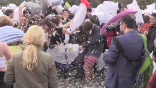 Londra'da Uluslararası Yastık Savaşı Günü Yapıldı
