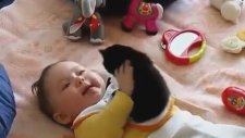 Sevimli Yavru Kedi ve Minik Bebek