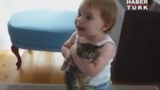 Yavru Kedi Bebeğin Şefkatli Kollarında Boğulması