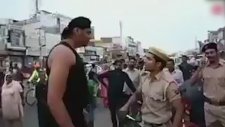 Dev Adamın Tartıştığı Polisi Fırlatması