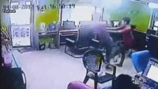 İnternet Kafede Yılan Saldırısı