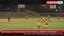 Arkadaşının Yerde Olduğu Gören Oyuncu, Rakibini Yumrukladı