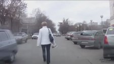 Trafikte Canlarını Hiçe Sayan Rus Yayalar