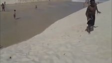 Tsunami İle Dalga Geçer Gibi Oynayan Çocuklar
